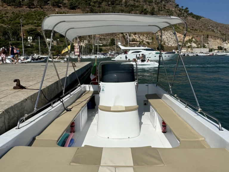 Huur een LIVER Open 860 in Castellammare del Golfo