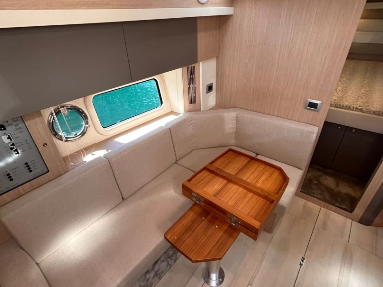 Huur een Cranchi Z 35 in Nettuno