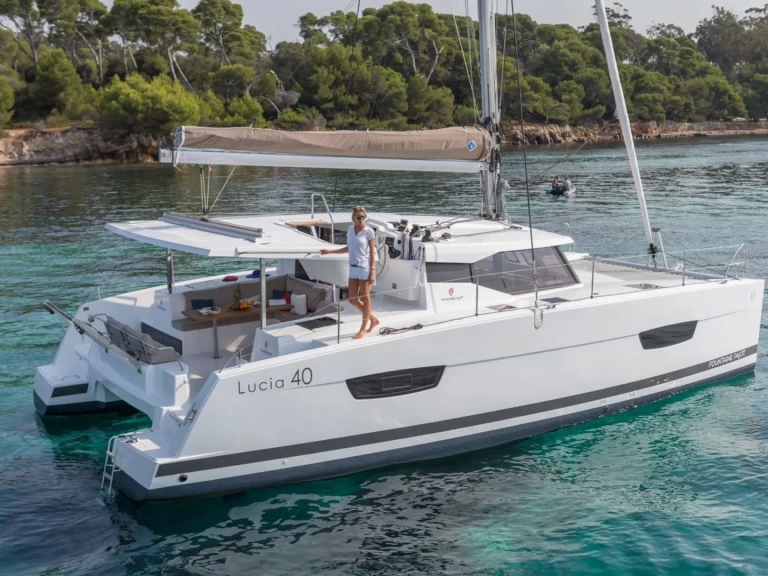 Huur een Fountaine Pajot Lucia 40 in Cogolin