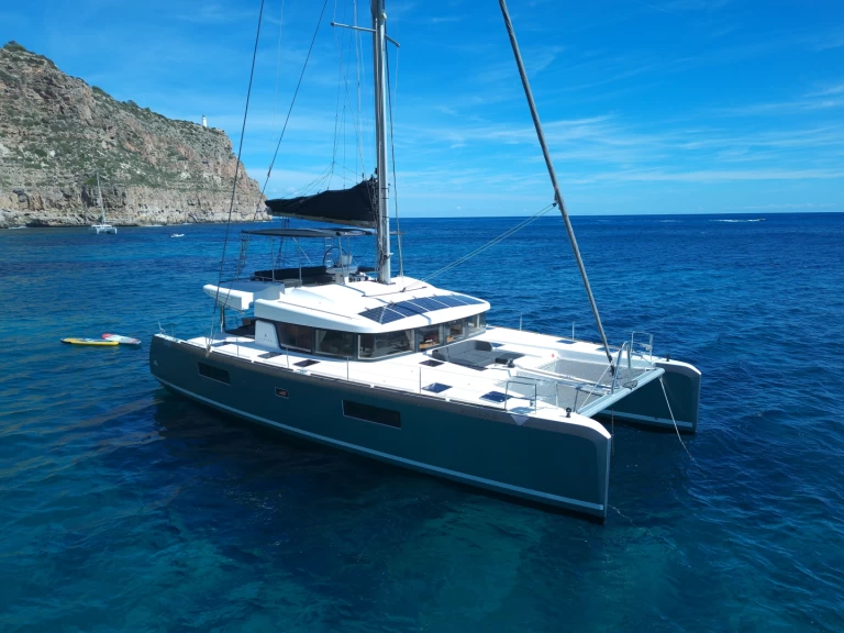 Catamaran te huur in Santa Eulària des Riu voor de beste prijs
