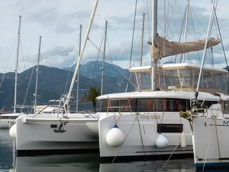 Catamaran te huur in Tivat voor de beste prijs
