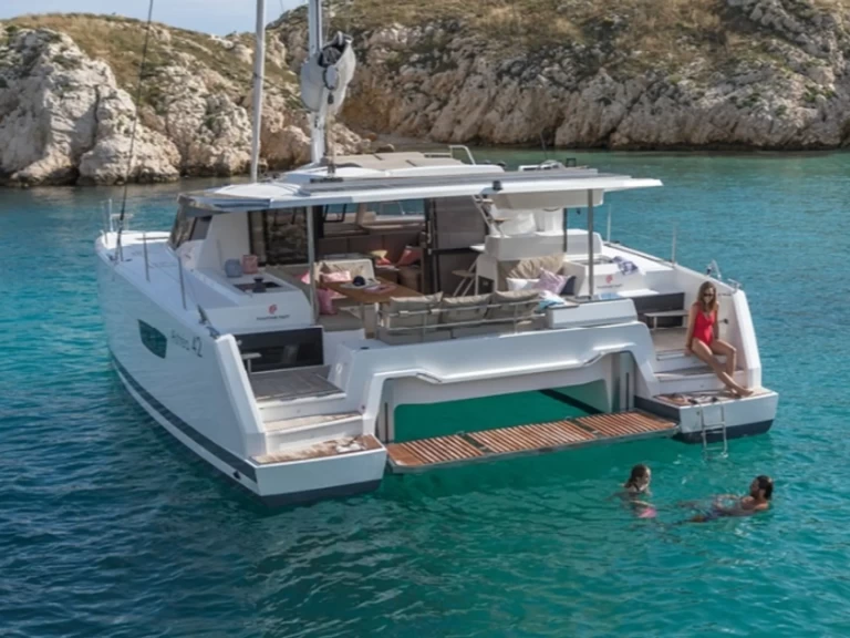 Verhuur Catamaran in Cogolin - Fountaine Pajot Astrea 42