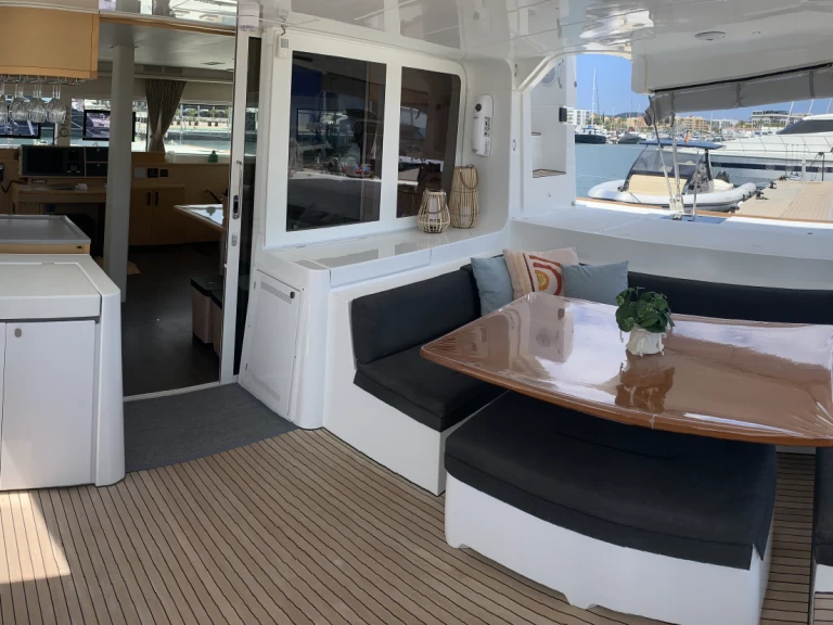 Bootverhuur Lagoon Lagoon 52F ( + crew)  in Santa Eulària des Riu via SamBoat