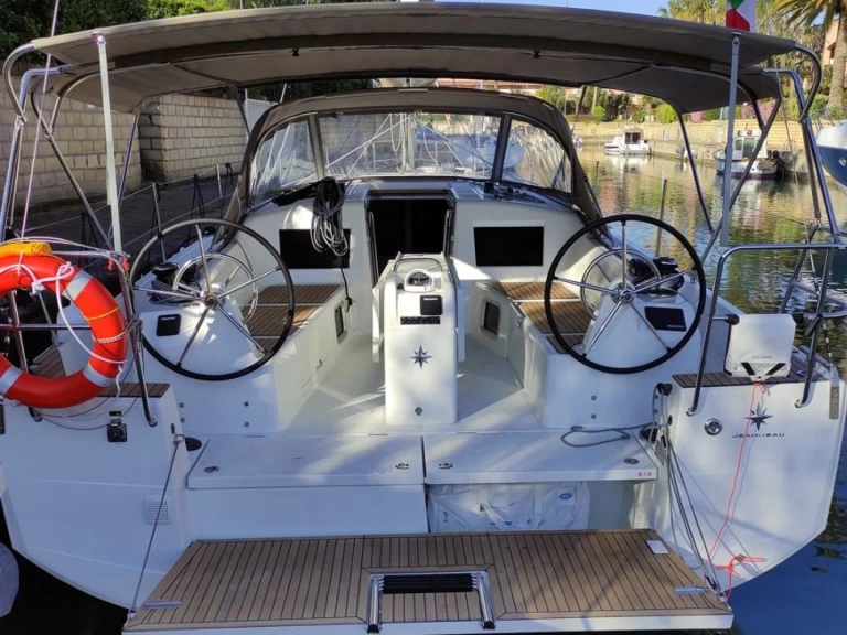 Huur een Jeanneau Sun Odyssey 410 in Furnari