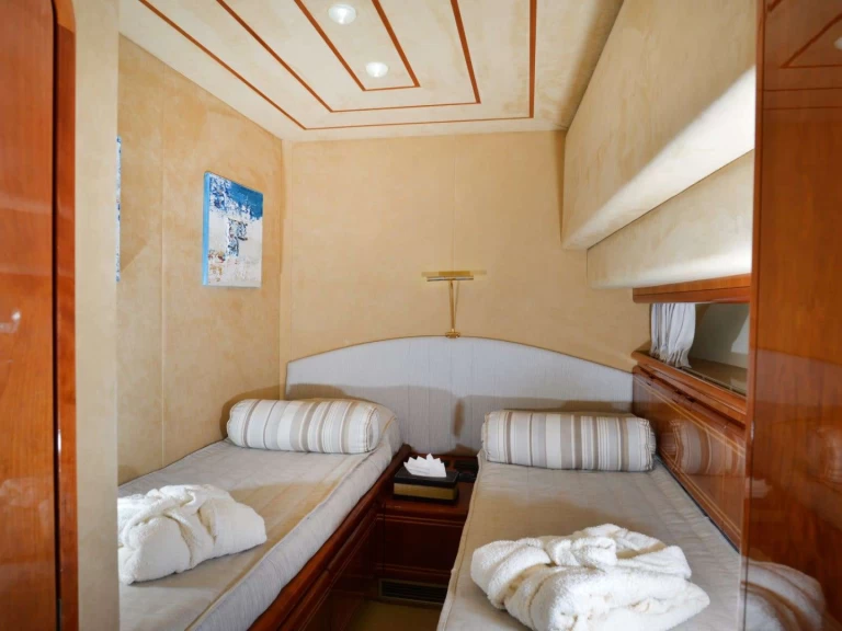 Huur een Ferretti Ferretti 80 in Gouviá