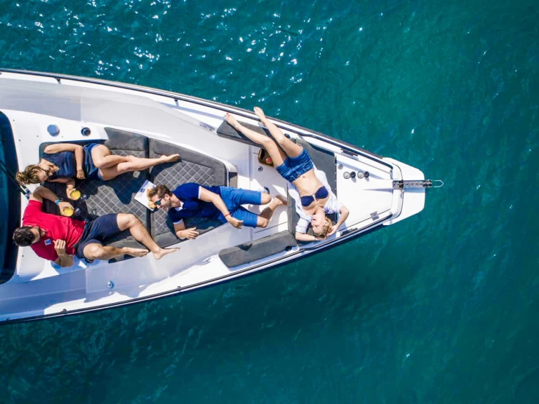 Bootverhuur Axopar Axopar 37 XC Cross Cabin in Gouviá via SamBoat