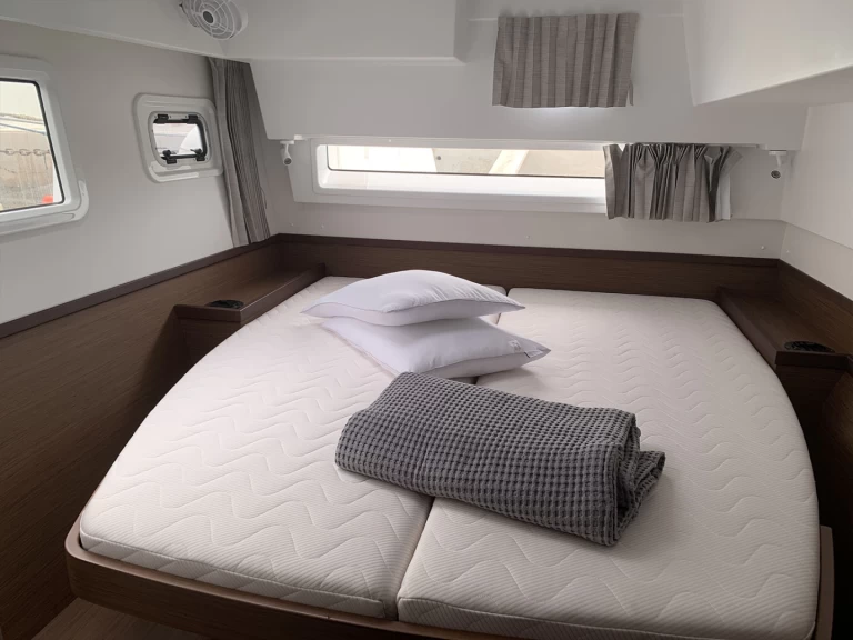 Bootverhuur Lagoon Lagoon 42 in Lávrio via SamBoat