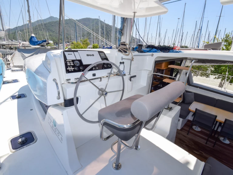 Verhuur Catamaran Lagoon met vaarbewijs