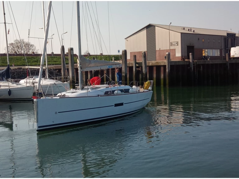 Huur een Dufour Dufour 310 Grand Large in Yerseke