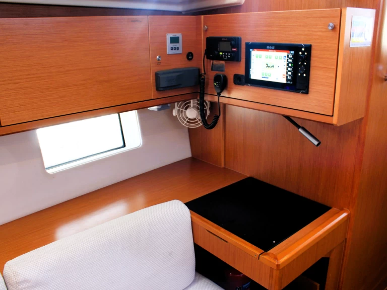 Huur een Bavaria Bavaria C45 in Lávrio