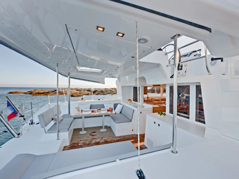 Bootverhuur Lagoon Lagoon 450 F in Vlychada via SamBoat