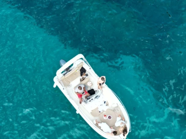 Verhuur Motorboot Jeanneau met vaarbewijs