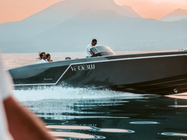 Verhuur Motorboot Frauscher met vaarbewijs
