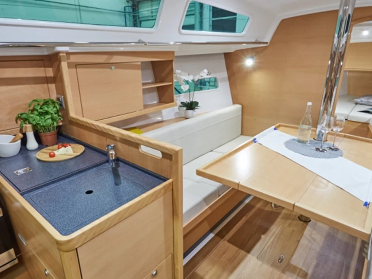 Huur een Jeanneau Sun Odyssey 319 in Procida