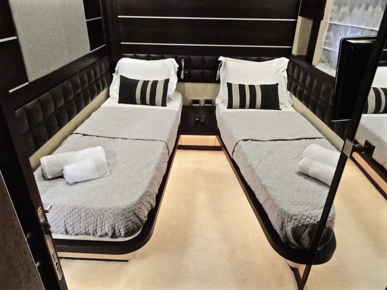 Bootverhuur Gouviá goedkoop Azimut 86