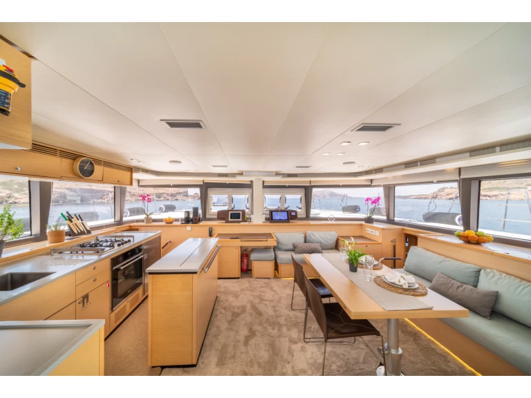 Catamaran te huur in Lávrio voor de beste prijs