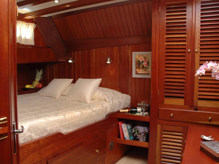Huur een  Custom Motor Sailer 124' in Álimos