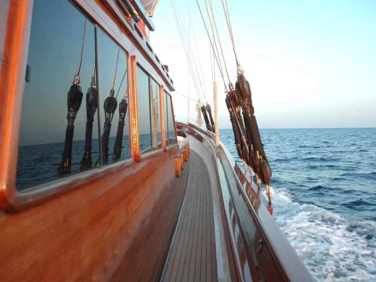 Bootverhuur Álimos goedkoop Custom Motor Sailer 124'