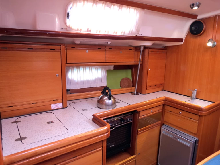 Huur een Bavaria Bavaria 42 Cruiser in Lávrio