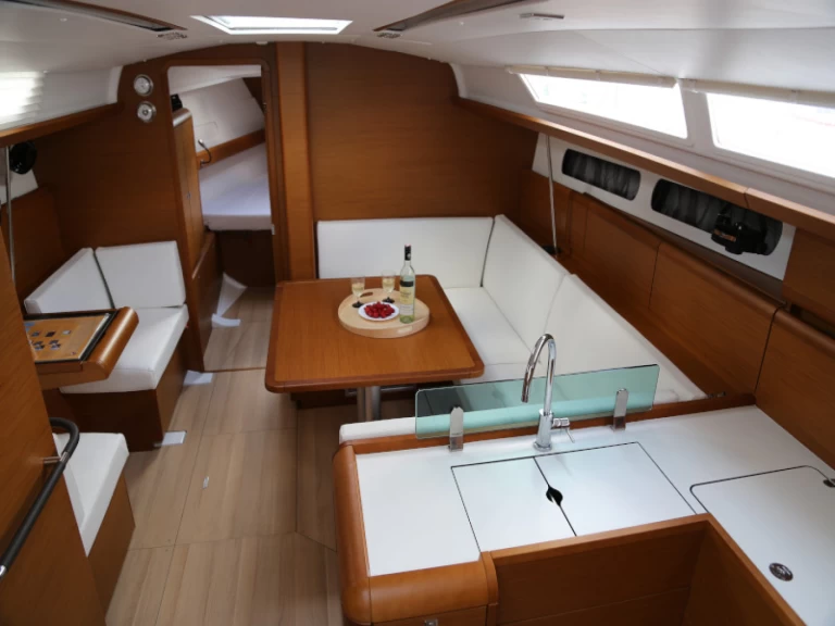 Zeilboot te huur in Kaštel Gomilica voor de beste prijs