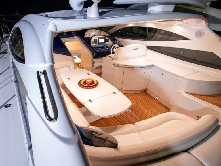 Huur een Pershing Pershing 52 in Piraeus