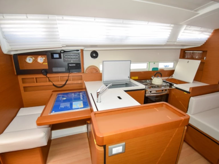 Huur een Jeanneau Sun Odyssey 410 in Marmaris