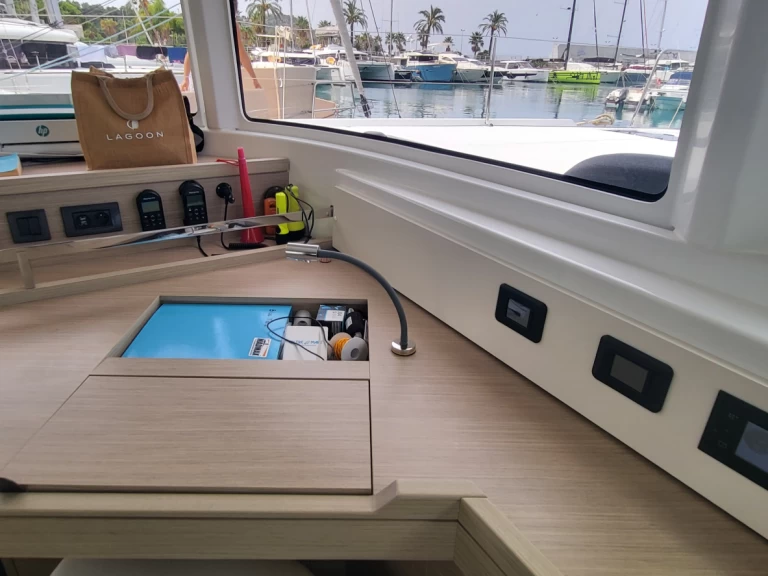 Verhuur Catamaran Lagoon met vaarbewijs