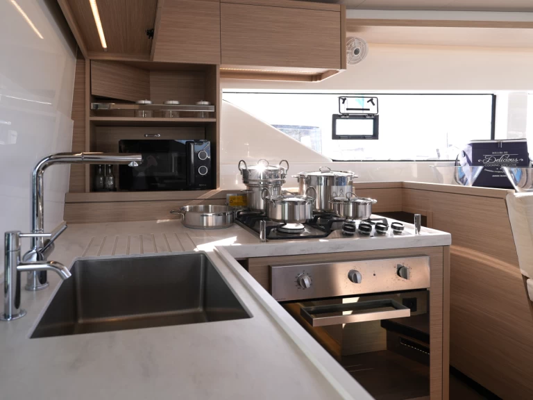 Bootverhuur Lagoon Lagoon 51 in Salerno via SamBoat