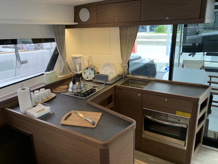 Verhuur Catamaran Lagoon met vaarbewijs