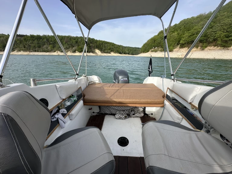 Verhuur Motorboot Jeanneau met vaarbewijs