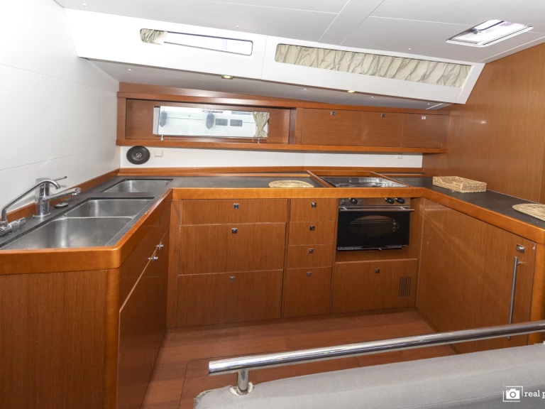 Huur een Bénéteau Oceanis 48 in Puntone