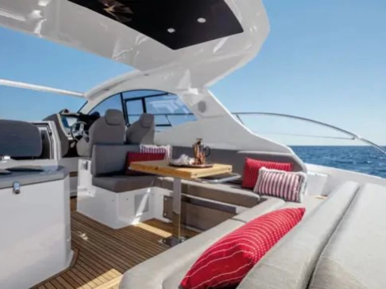 Huur een Azimut Azimut Atlantis 45 in Split
