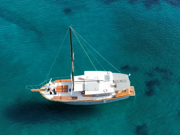 Huur een Greece Amazon  in Vari-Voula-Vouliagmeni