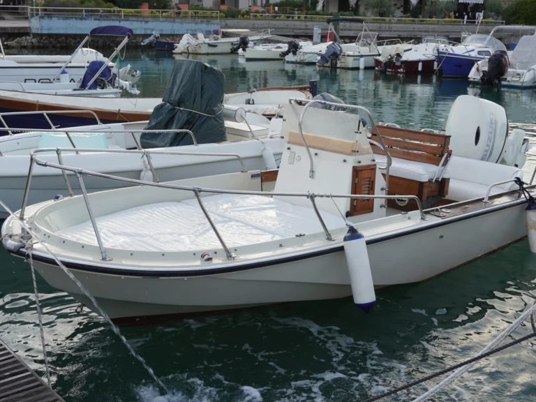 Jachthuur in La Spezia - Boston Whaler Boston Whaler 18 Outrage via SamBoat