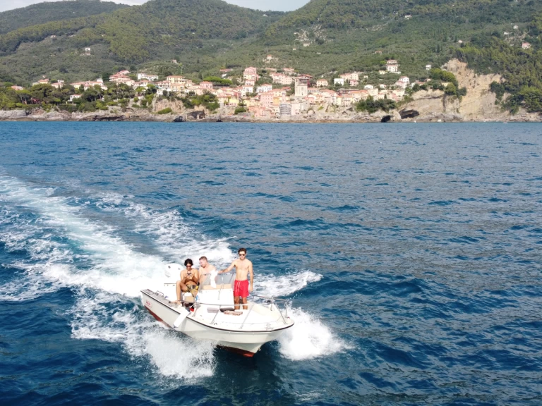 Huur een Boston Whaler Boston Whaler 18 Outrage in La Spezia