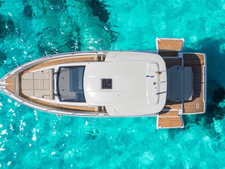 Verhuur Motorboot Jeanneau met vaarbewijs