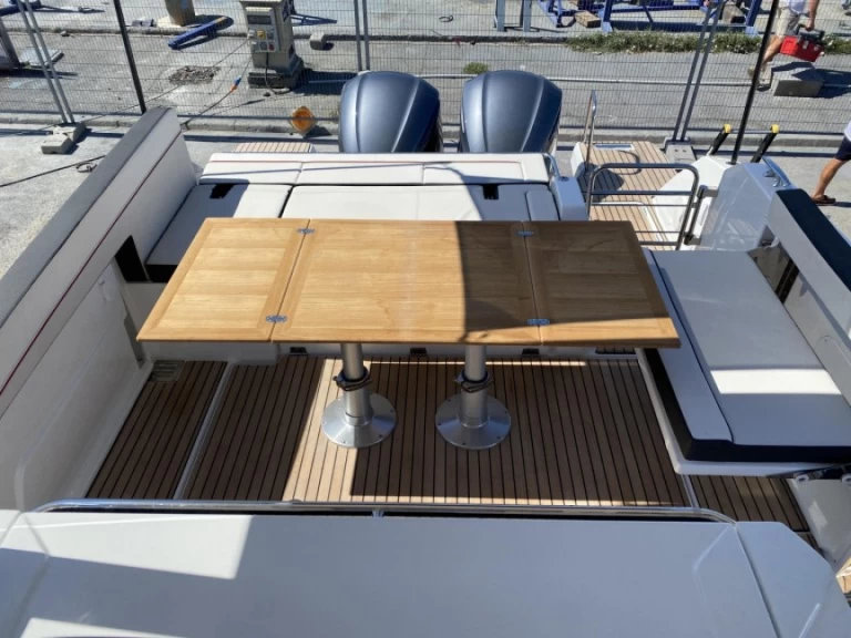 Verhuur Motorboot in Port des Marines de Cogolin - Jeanneau Cap Camarat 10.5 WA