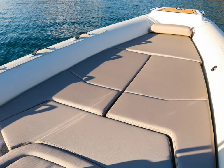 Huur een Lomac Turismo 7.0 in La Trinité-sur-Mer