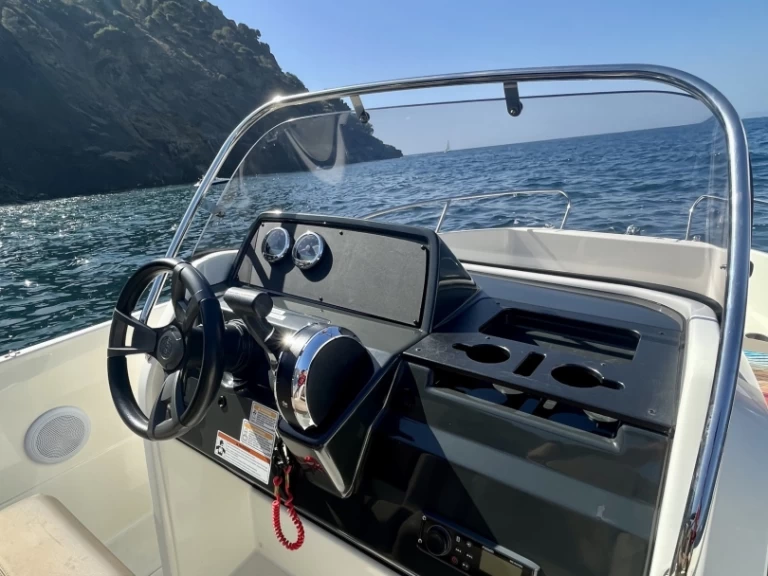 Huur een Quicksilver Activ 605 Open in Roses