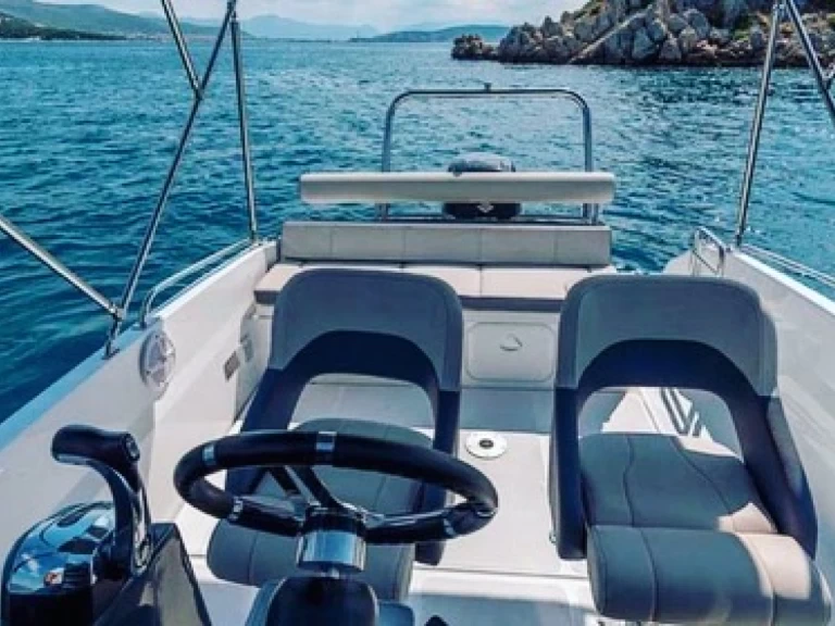 Huur Motorboot met of zonder schipper Bénéteau in Trogir