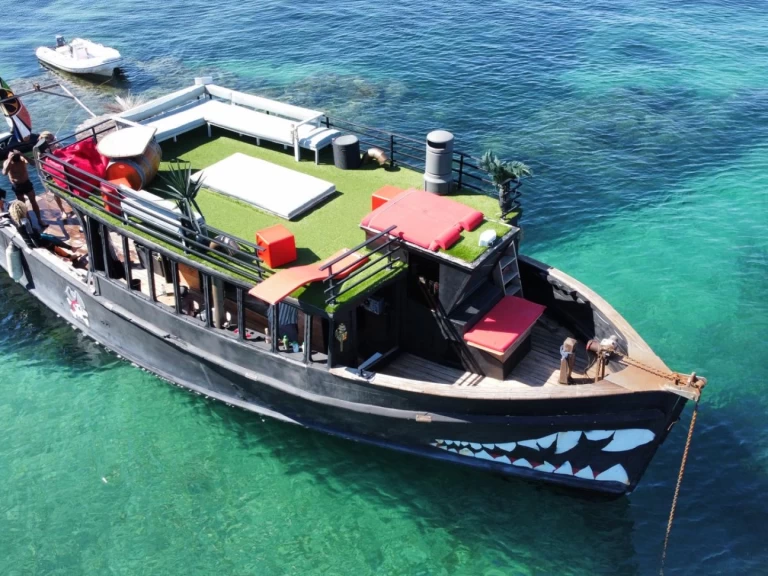 Verhuur Motorboot Custom Made met vaarbewijs