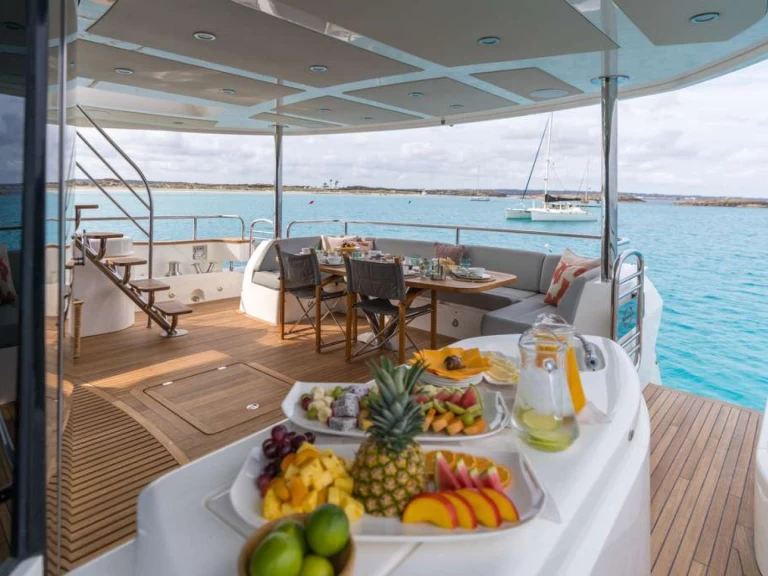 Bootverhuur Sunseeker PLAY THE GAME in Ibiza Town via SamBoat