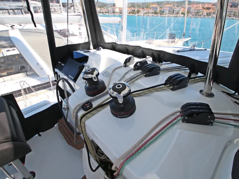 Huur een Lagoon Lagoon 43 in Rogoznica