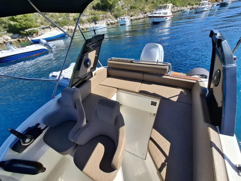Huur een Barracuda Aquamax B23F in Hvar