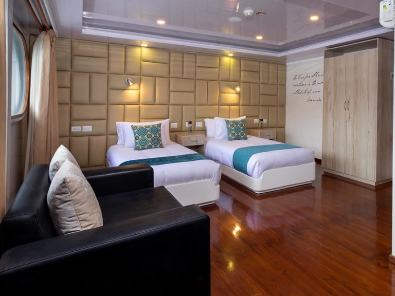 Huur een  Power Cat - Petrel Cabin in Puerto Baquerizo Moreno