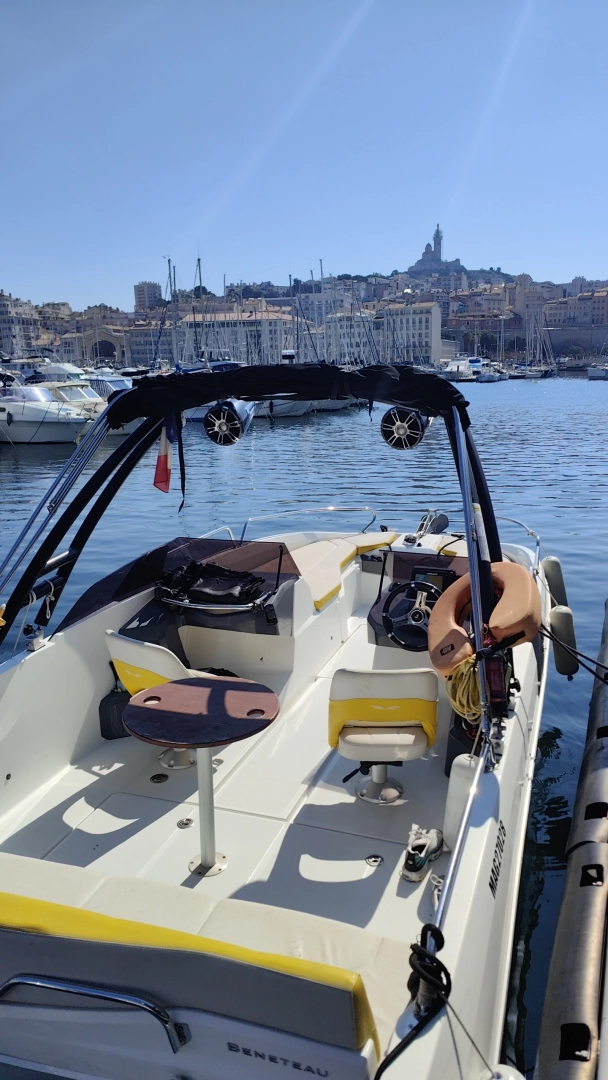 Verhuur Motorboot Bénéteau met vaarbewijs