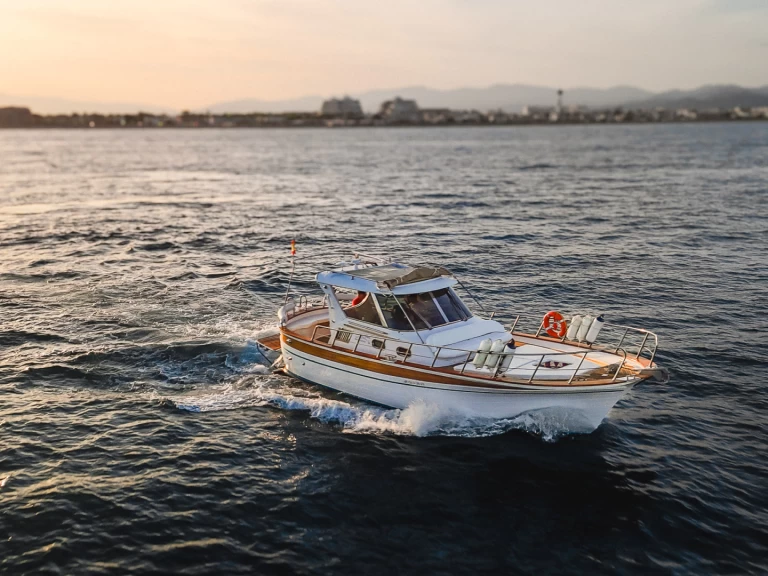 Bootverhuur Platja d'Aro goedkoop Sorrento 32 Semi Cabinato