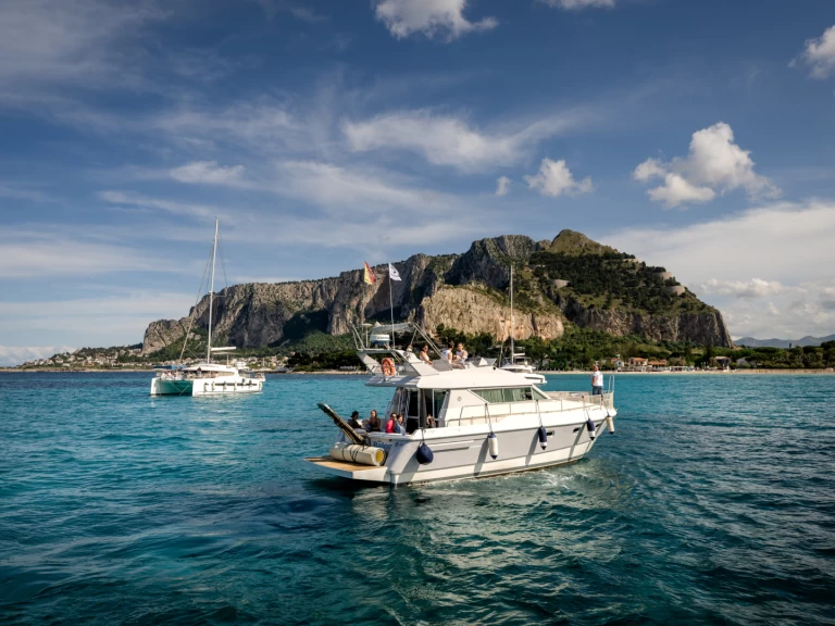 Motorboot te huur in La Cala (porto Palermo) voor de beste prijs