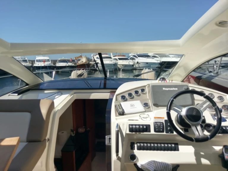 Huur een Prestige Prestige 390 S in Juan-les-Pins