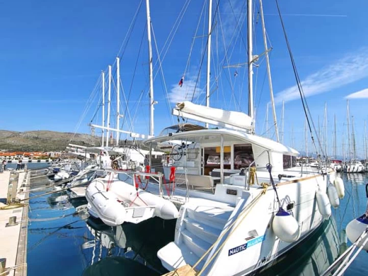 Bootverhuur Trogir goedkoop Lagoon 400 S2